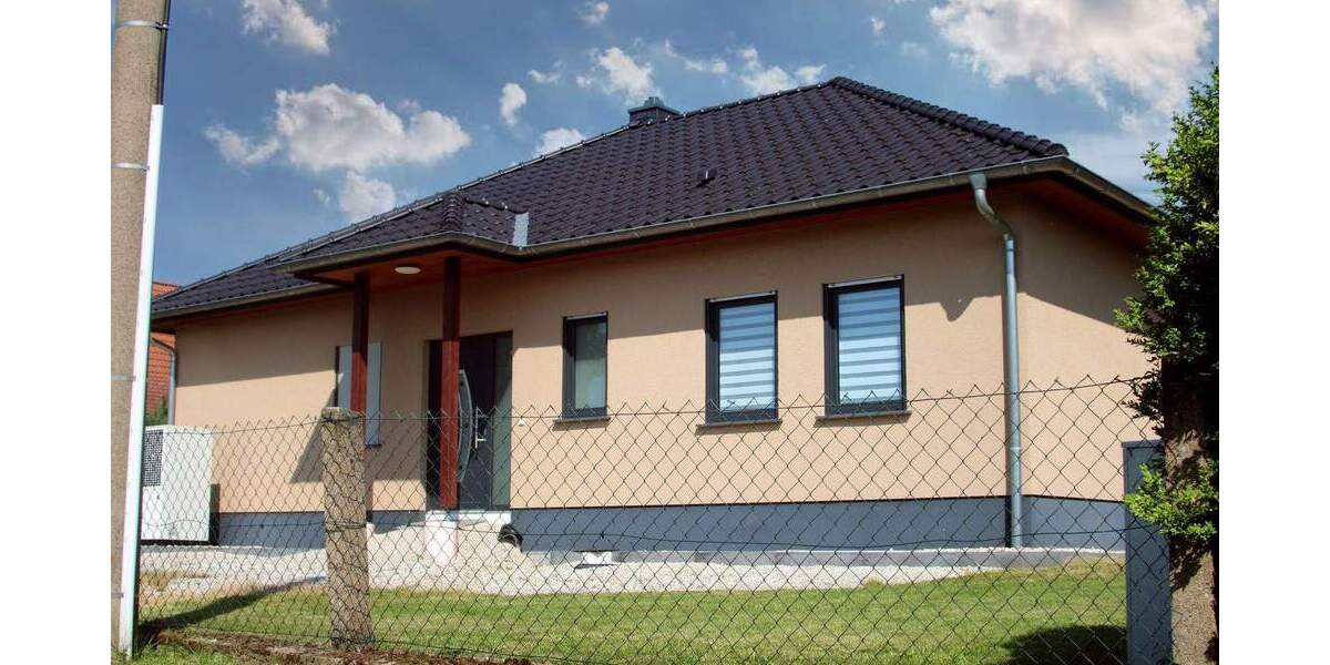 EIN GRUNDSTÜCK, VIELE MÖGLICHKEITEN Moderner Bungalow und viel Platz zum Verwirklichen 4 zimmer