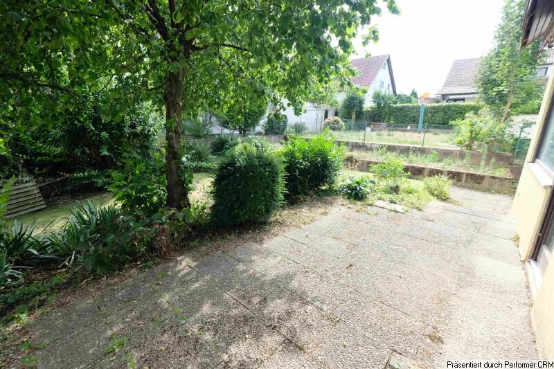 Zweifamilienhaus mit Ausbaupotenzial, Gartenidylle und Baumbestand