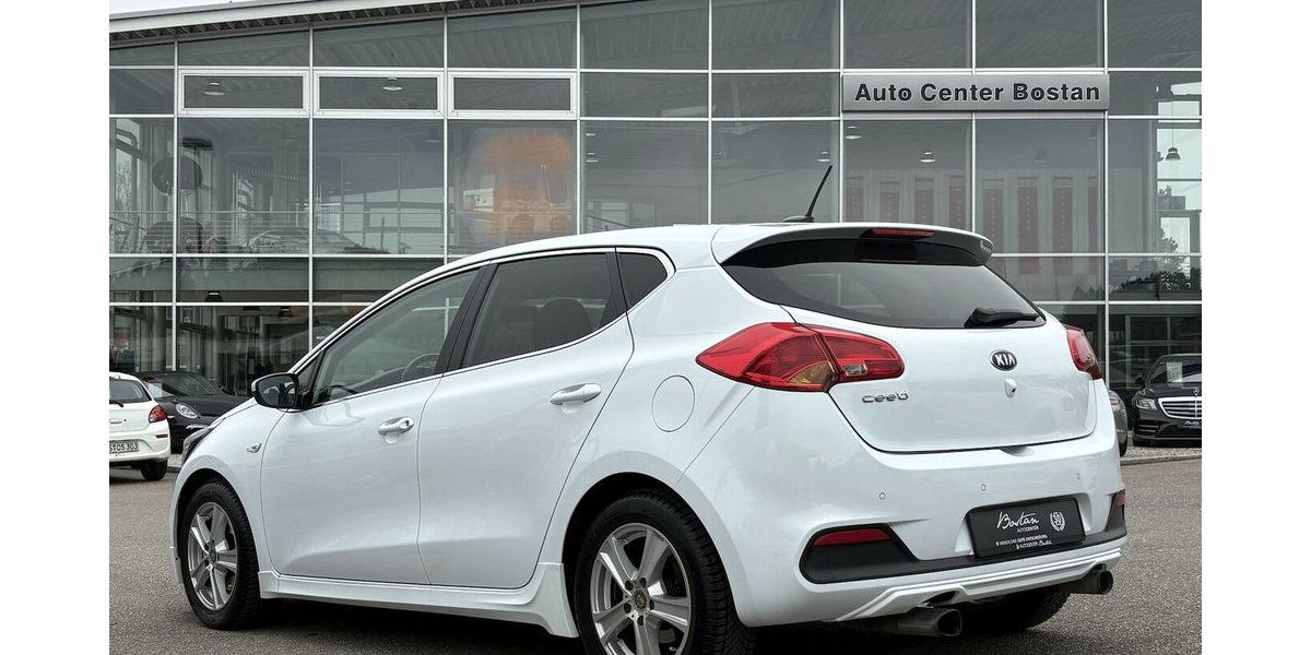 Kia Ceed 1.4 TSI Dream Team KAMERA/NAVI/SHZ/LENKHZ 64.779 km 8.900 &euro; Villingen-Schwenningen 78054