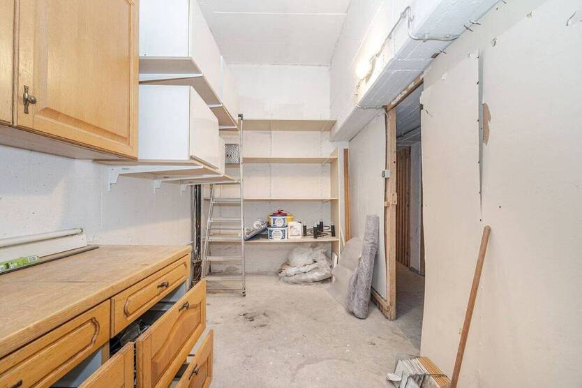 Großzügige und sehr gepflegte 4-Zimmer-Wohnung mit 2 Balkonen und Einbauküche.