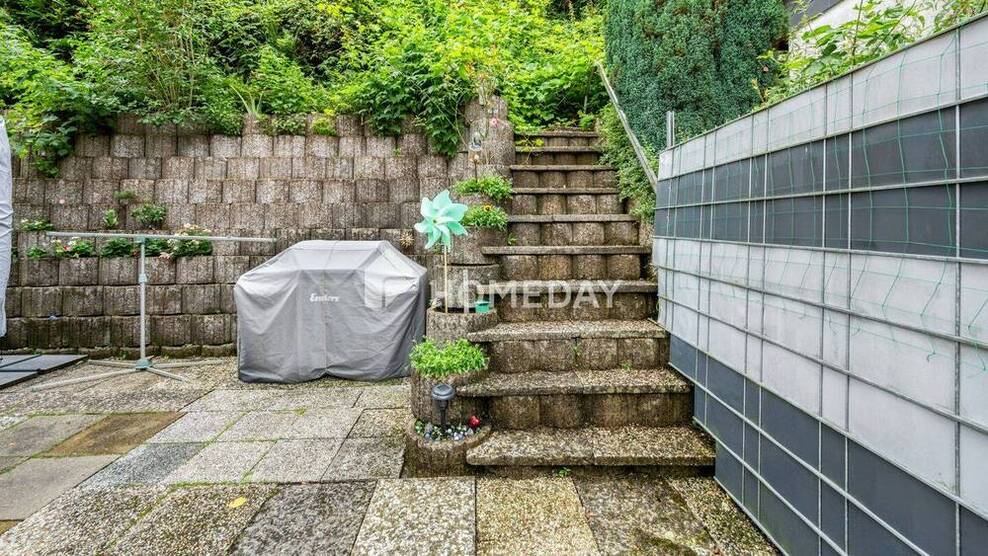 Modernisierte Doppelhaushälfte in Hanglage mit großer Terrasse und Garten 5 zimmer