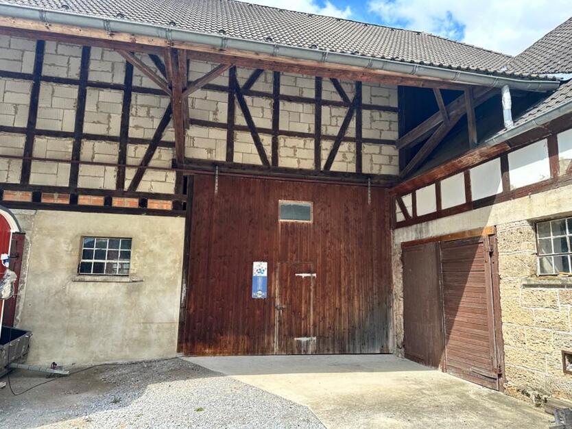 Idyllischer Hof mit großer Scheune am Diemelsee