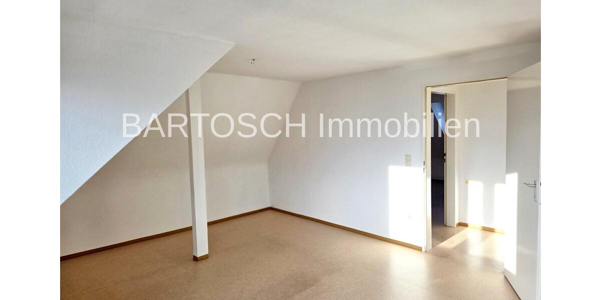 **3 Zimmer Dachgeschosswohnung mit Weitblick und Küchenzeile** 3 zimmer