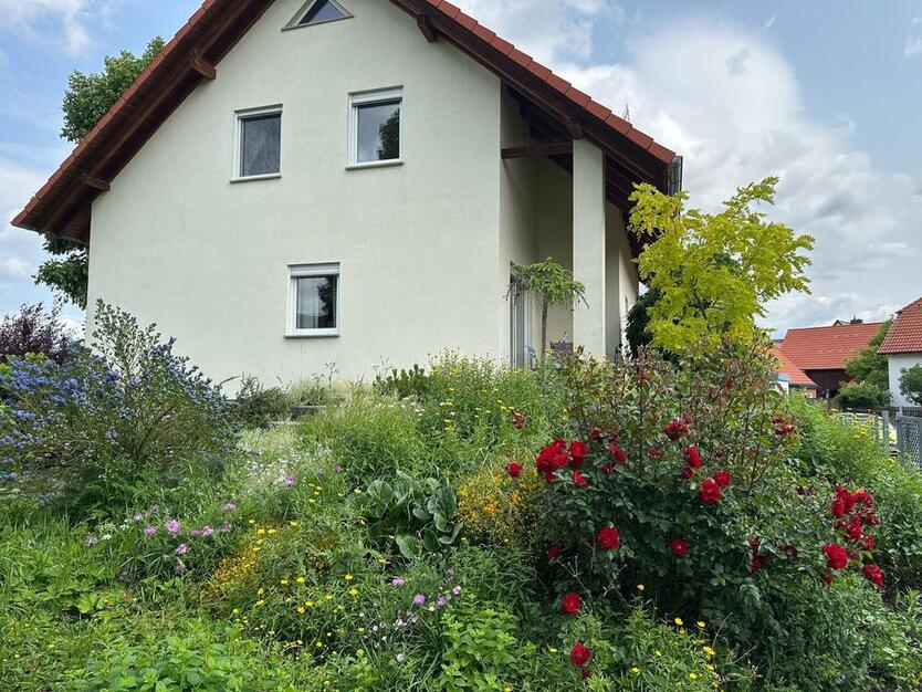 Haus möbliert inkl . Garage und Garten