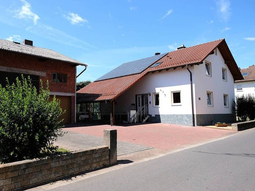 Gepflegtes Zweifamilienhaus mit Nebengebäude, Wiesenfläche und Doppelgarage in Philippsthal Gethsemane !