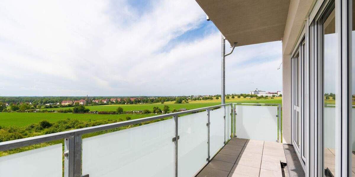 ERSTKLASSIG UND EINZIGARTIG 3-Raum-Wohnung mit Südbalkon, Weitblick & PKW-Stellplatz 3 zimmer