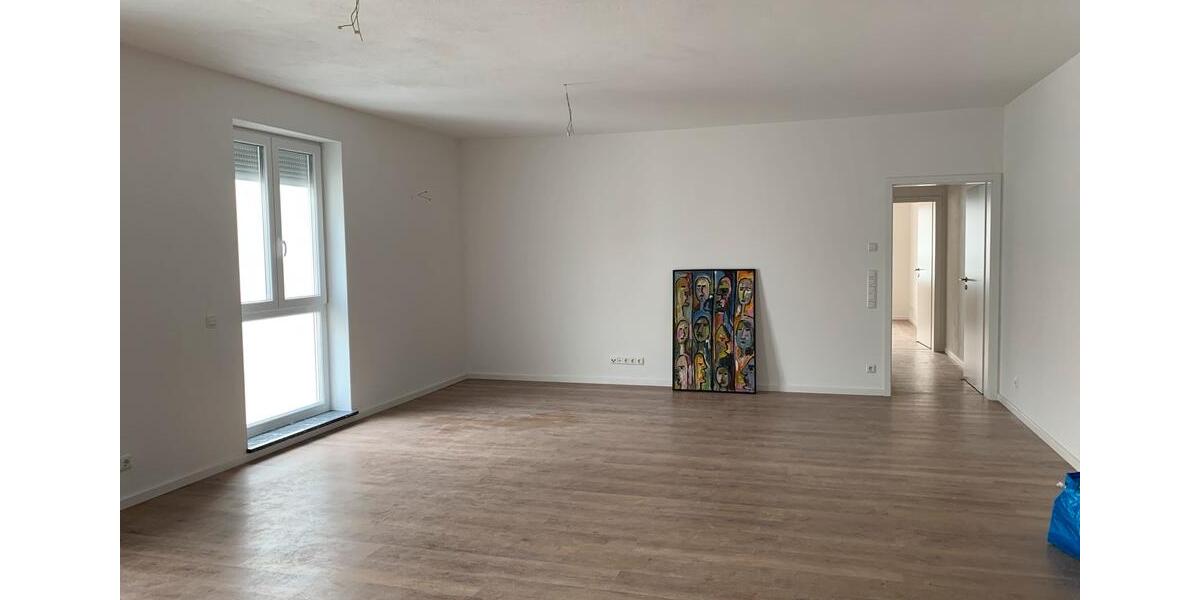 Etagenwohnung Neutraubling - 1 Zimmer, 110 m&sup2;, 1.350&euro; | Angebot:25172846