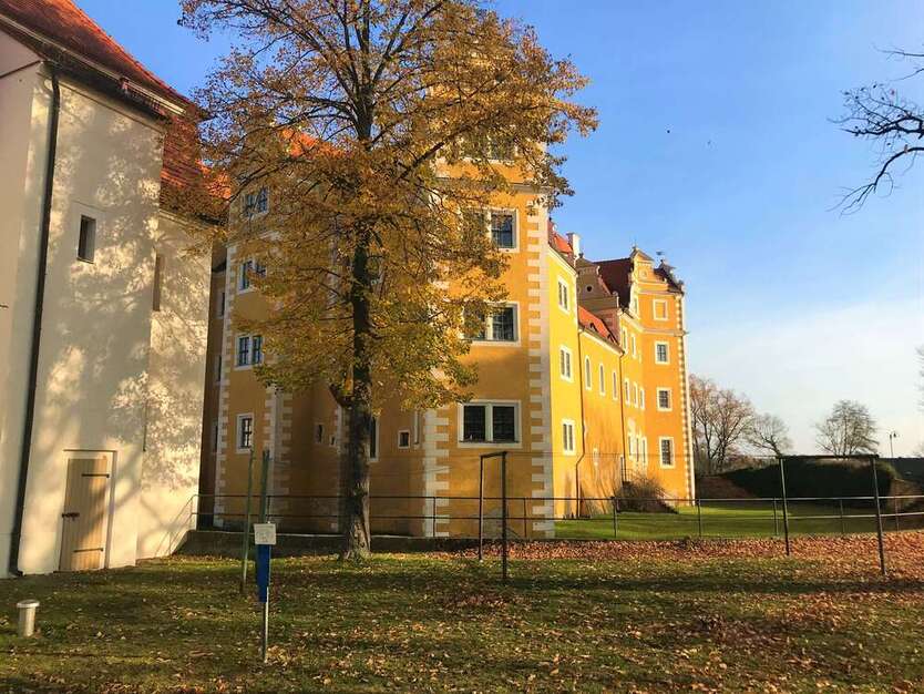 NEU -frisch renoviert. Gut geschnittene 4 Zimmer mit Balkon und Einbauküche! 4 zimmer