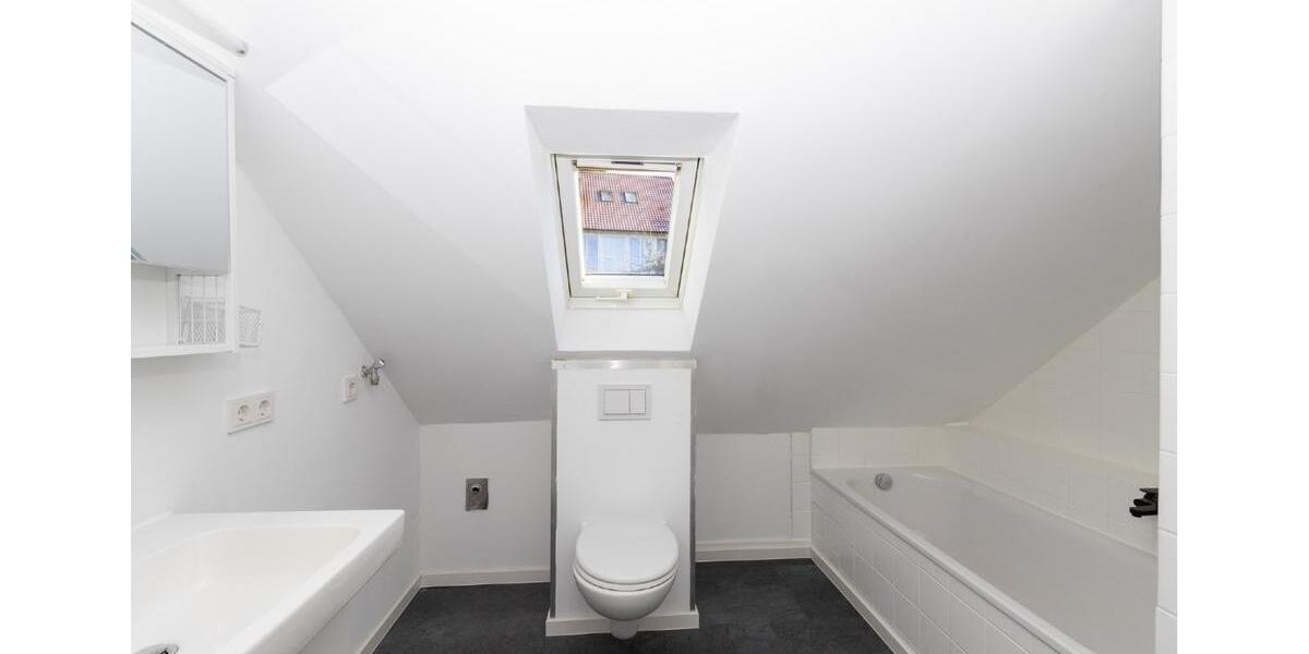 Ideal für Single oder Paar: Renovierte Dachgeschosswohnung zum vermieten 2 zimmer