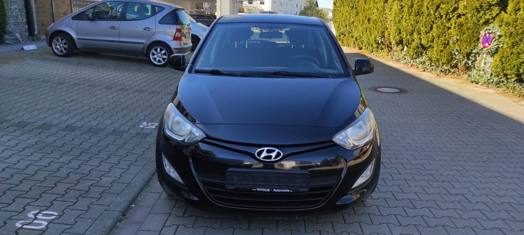 Hyundai i20 280.000 km 1.999 &euro; Paderborn 33102