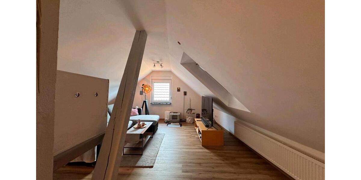 schöne Dachgeschoss Wohnung. 2 zimmer