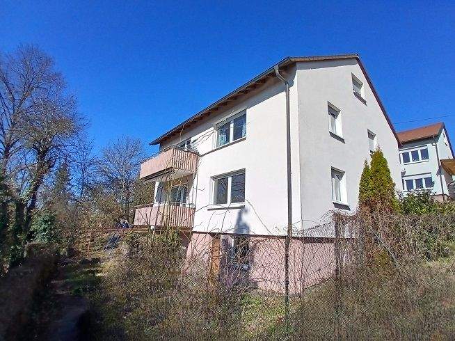 Zweifamilienhaus in schöner Lage mit Garten und Garage. 8 zimmer