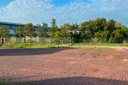 Gewerbe-Freifläche ca. 1.800 m² – umzäunt & geschottert – A4A71 zimmer