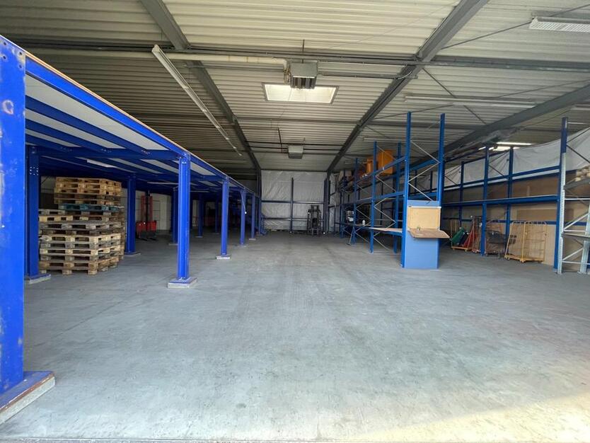 Trockene Lagerhalle Abstellraum 550m² mit 4m Rolltor zu vermieten zimmer