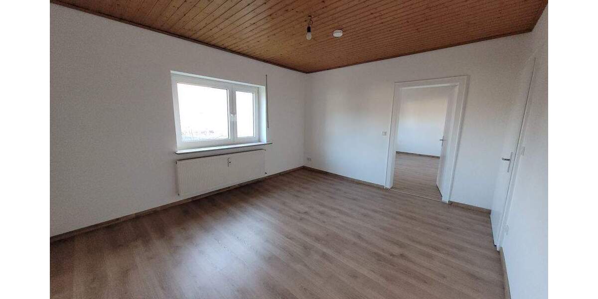 * CHARMANT - NEU RENOVIERT - SOFORT BEZUGSFÄHIG * schöne 3 Zi.-Wohnung mit GARAGE in SC-WOLKERSDORF 3 zimmer