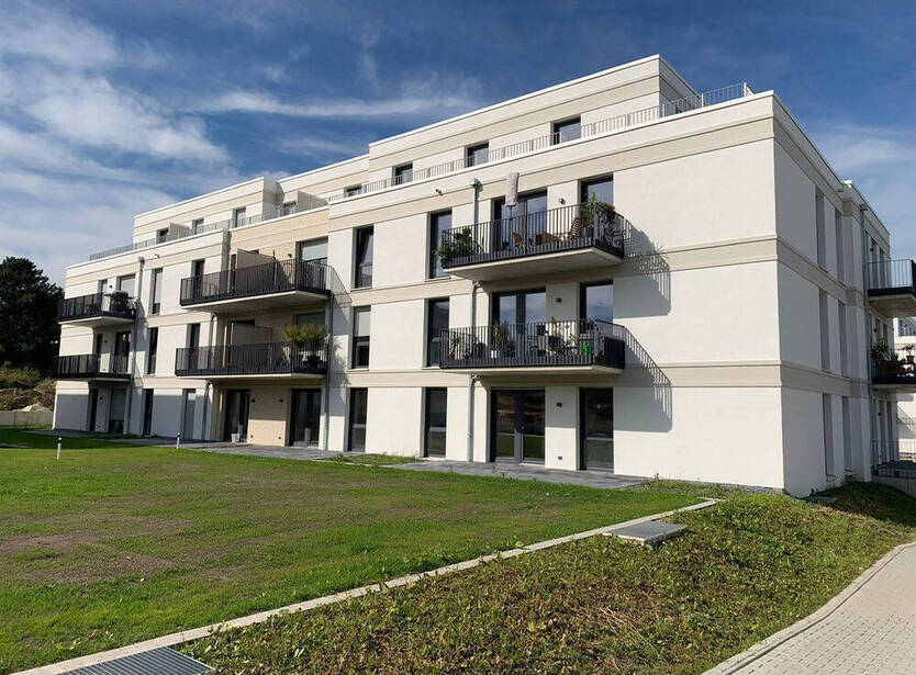 Helle 2-Zimmer-Wohnung mit Terrasse, moderne Neubau-Ausstattung mit Echtholzparkett + Einbauküche