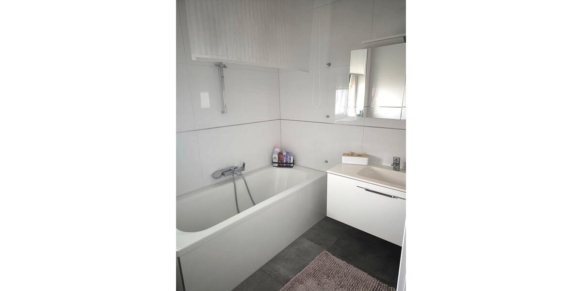 Hochwertige Wohnung mit eigenem Garten und zwei Stellplätzen 4 zimmer