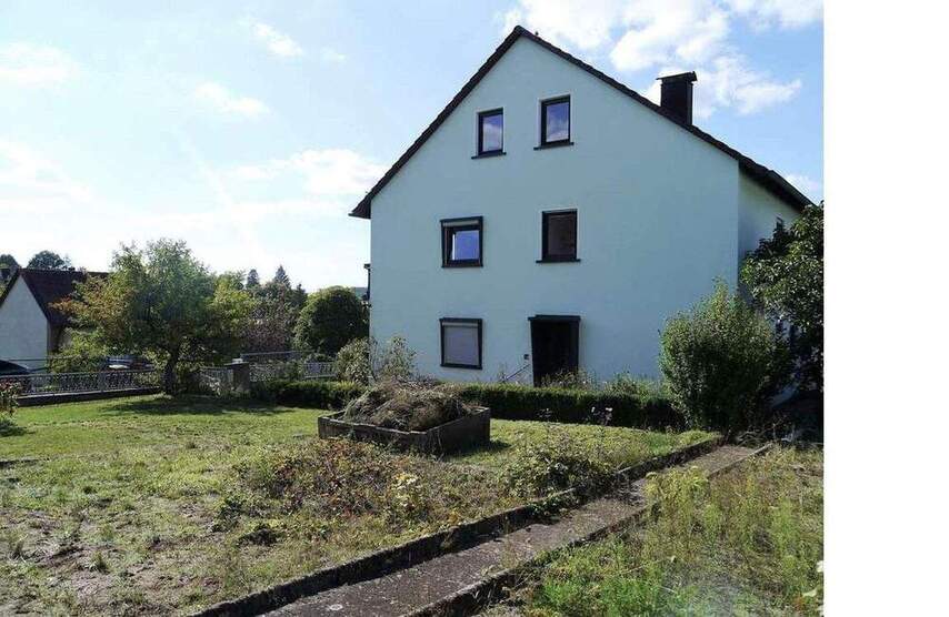 2-Familienhaus + DG-Wohnung mit großem Garten in ruhiger Lage! 8 zimmer