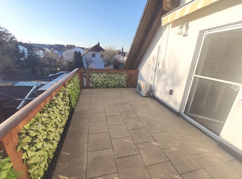 Große Maisonette mit Klimaanlagen (aktuell in 2 Wohnungen unterteilt) mit 2 Balkonen, 2 Einbauküchen und 2 Stellplätzen 5 zimmer