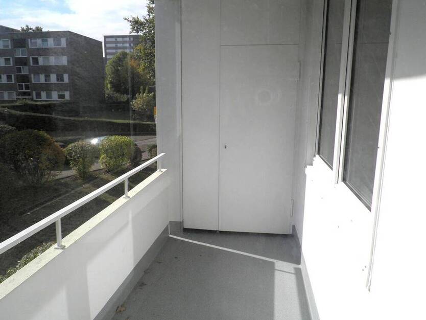 *City-Wohnung im Grünen* renovierte 3 Zimmer mit Balkon, guter Schnitt, Tageslichtbad mit Wanne