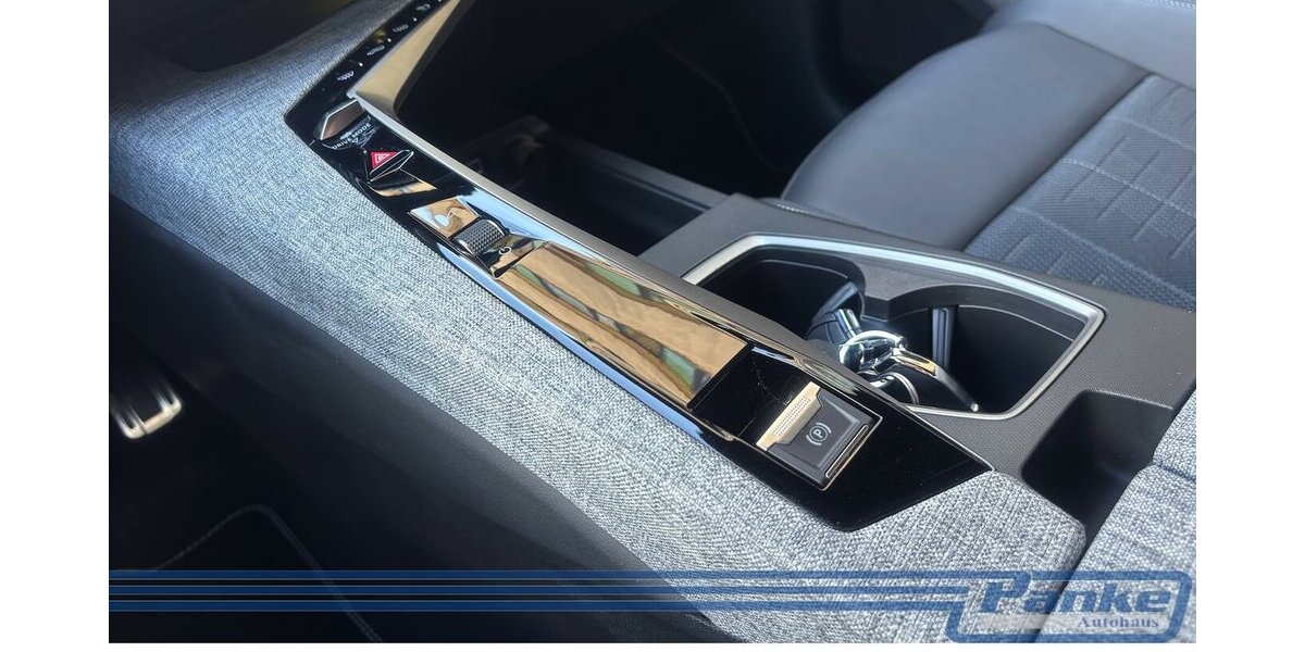 Peugeot 5008 Hybrid 136 GT 7 Sitzer Panorama 22.659 km 31.990 &euro; Berlin 13187