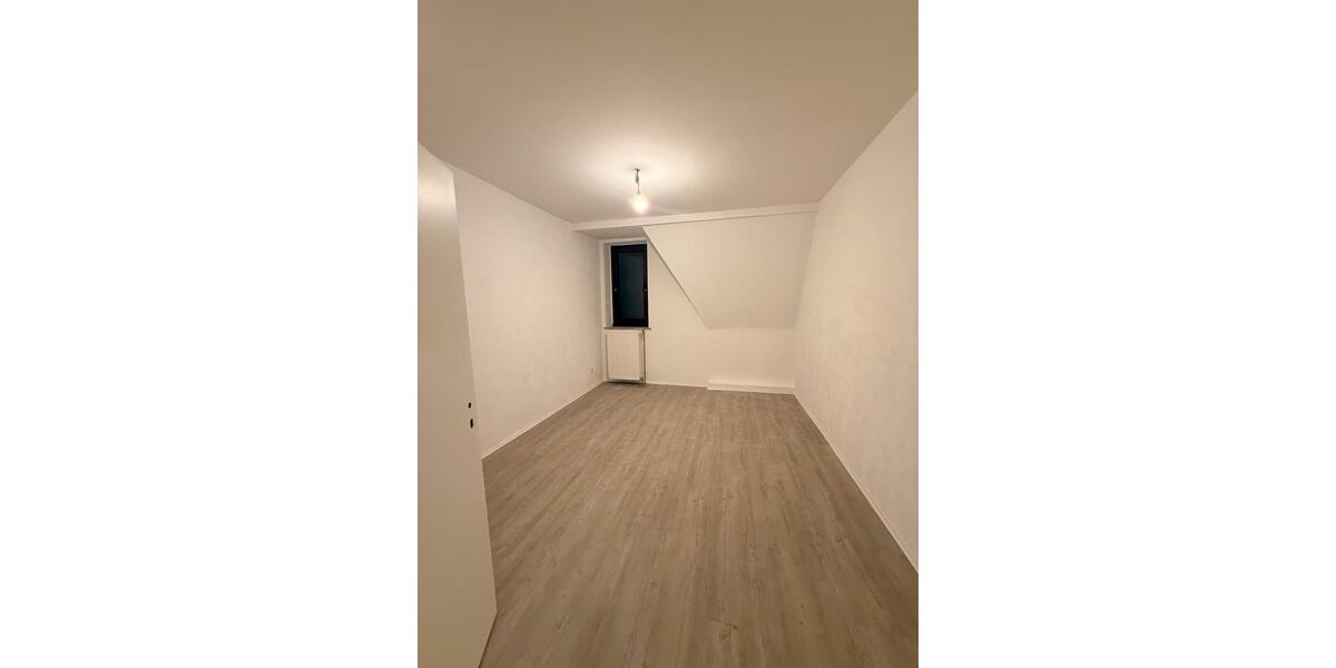 Dachgeschoßwohnung Herne Wanne-Bickern - 6 Zimmer, 130 m&sup2;, 1.400&euro; | Angebot:24935017