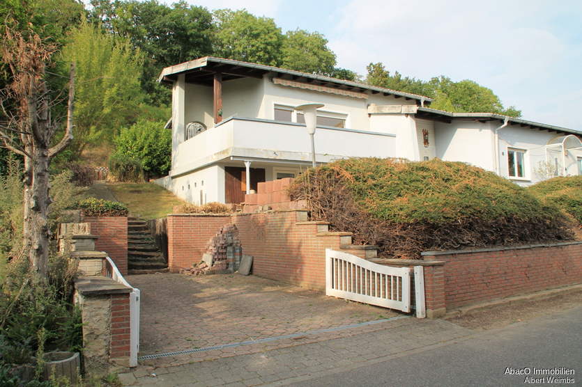 Haus: 2 Wohnungen, 2 Eingänge, 2 Terrassen. Platz für 2 Generationen! 6 zimmer