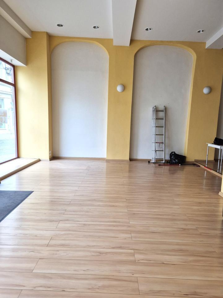 Schöner Laden zu vermieten zimmer