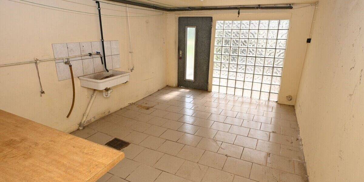 Renovierungsbedürftige Doppelhaushälfte in Saarbrücken am Bellevue zu verkaufen 5 zimmer