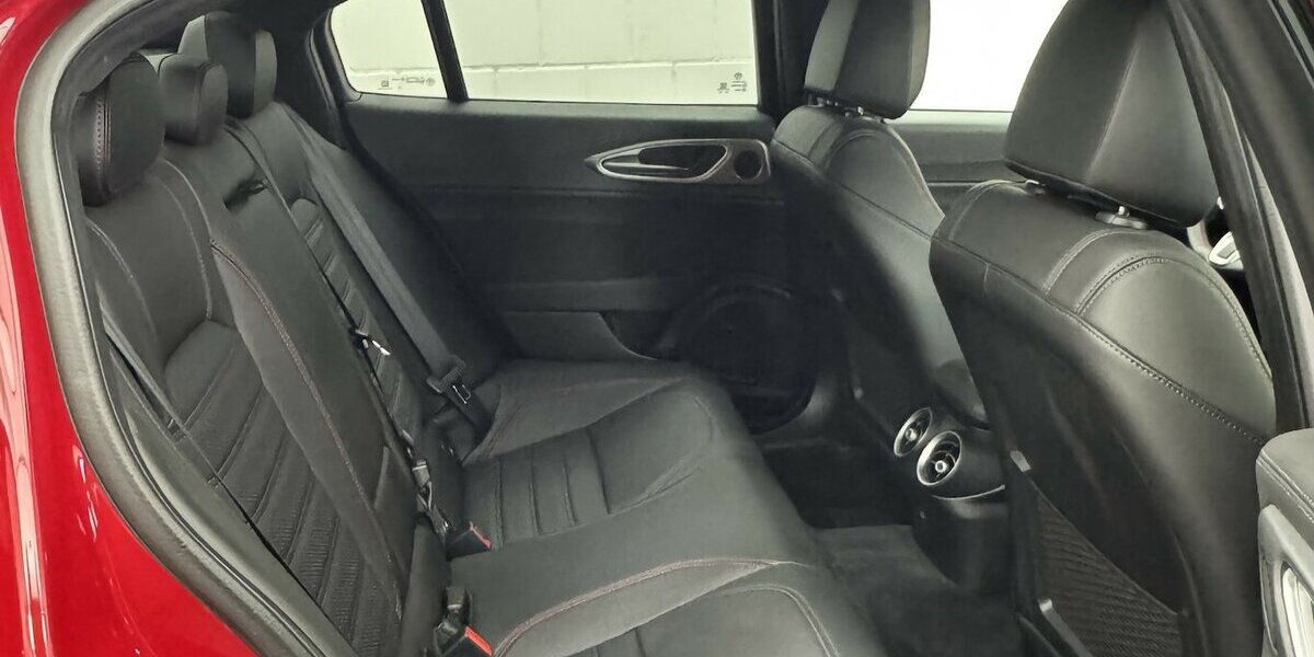 Alfa Romeo Giulia 2.0 Competizione Q4 Turbo Panoramadach 14.303 km 37.985 &euro; Lich 35423