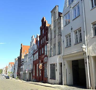 TREPPENGIEBEL - ENSEMBLE MIT GESCHICHTE & RENDITE - Wohn- & Geschäftshaus Lübeck Innenstadt | Angebot:27255738