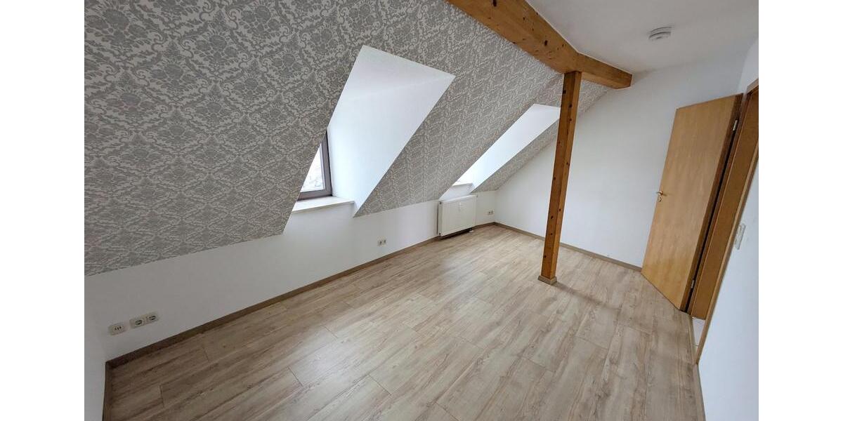 Dachgeschoßwohnung Zwickau - 4 Zimmer, 95 m&sup2;, 620&euro; | Angebot:26008252