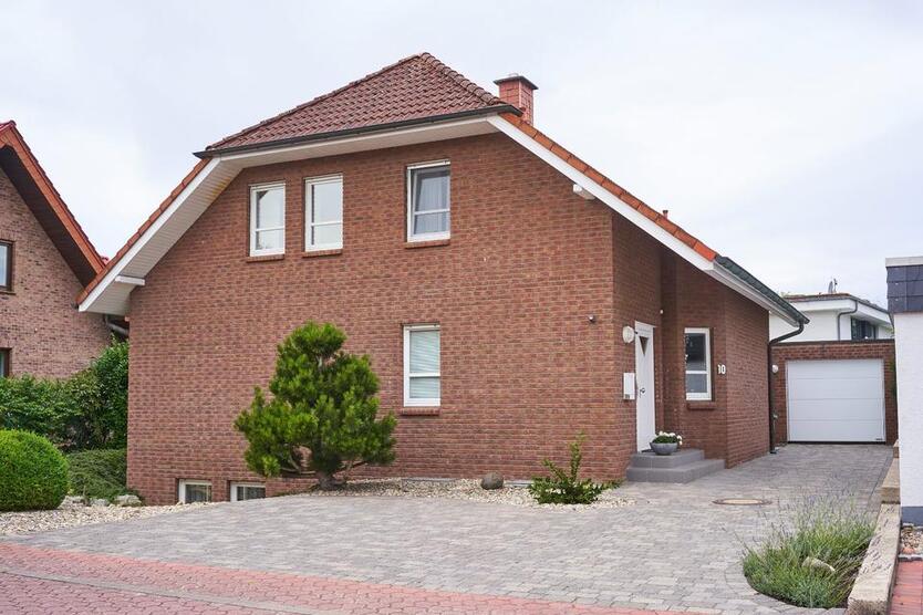 Einfamilienhaus mit Garten, Einbauküche, Garage und Keller zimmer