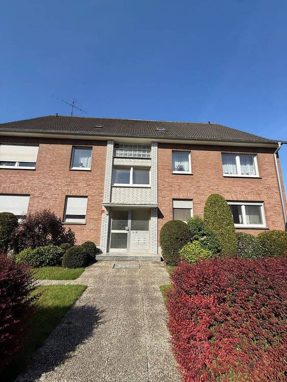 Schicke Dachgeschoßwohnung in ruhiger Lage !