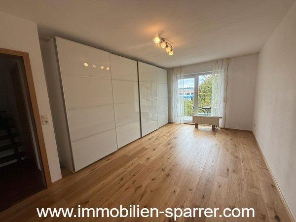 Reihenhaus Weiden in der Oberpfalz - 7 Zimmer, 148 m&sup2;, 2.000&euro; | Angebot:26089240