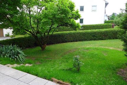 Eine Wohnung mit viel Platz & eigenen privaten Garten! *** Renovierte - Immobilie......!