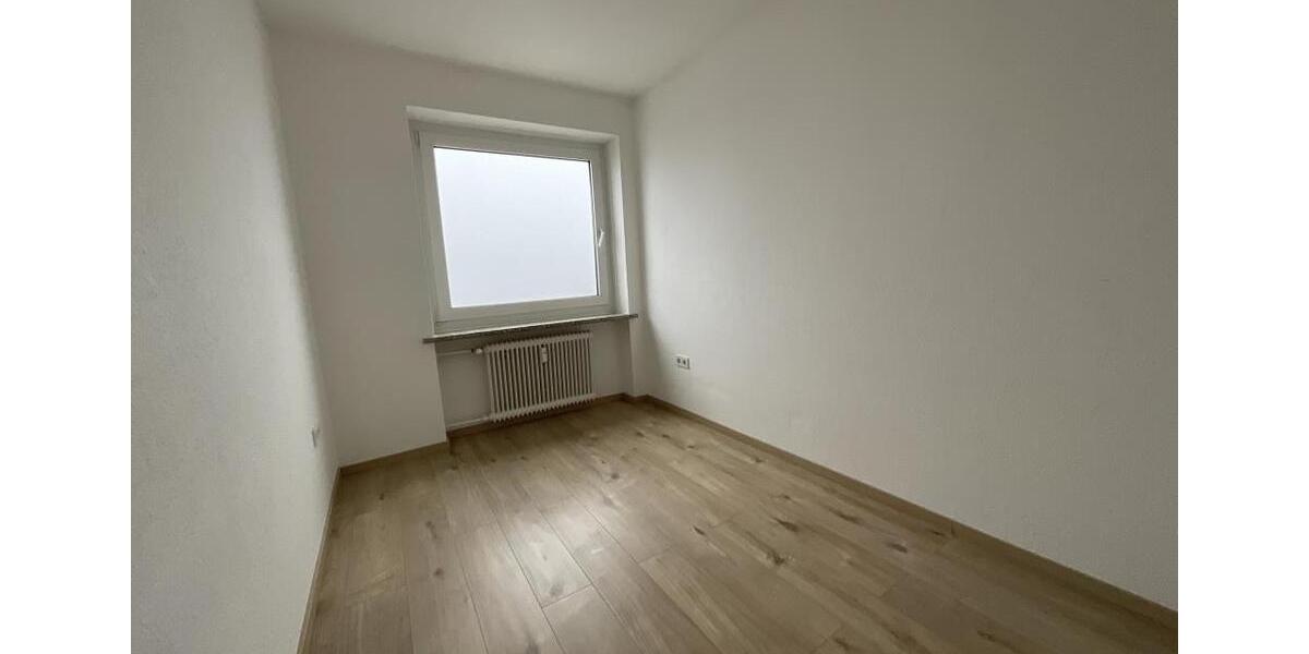 Helle 4-ZKB-Balkonwohnung im Hochhaus in Heppens zu vermieten! 4 zimmer