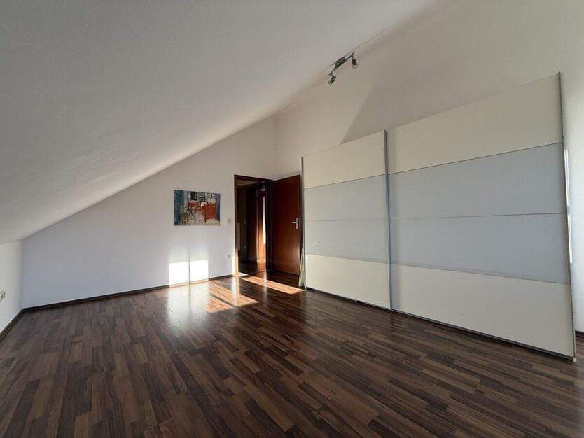 Wohnen und Arbeiten - Große Wohnung mit separatem Büro oder Gästeapartment in Nittendorf! 5 zimmer