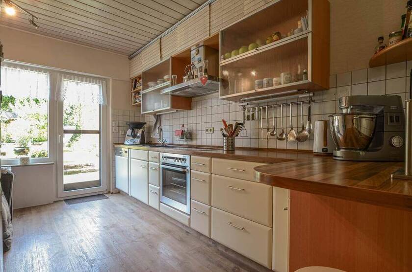 Doppelhaushälfte in ruhiger Sackgassenlage * ca. 180 m² Wohn-Nutzfläche * 5 Zimmer * Kaminofen * Einbauküche * Garte...