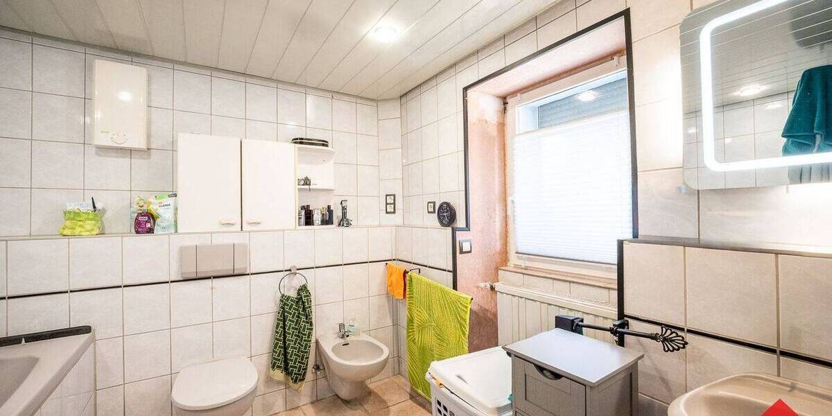 Freistehendes Einfamilienhaus mit Garage, Nebengebäuden und großem Grundstück - Einfamilienhaus Meinerzhagen | Angebot:26677309