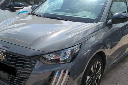 Peugeot 208 13.504 km 15.780 &euro; Rüsselsheim 65428