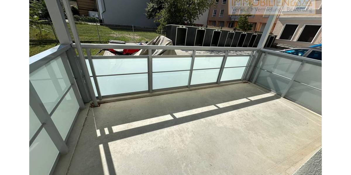 4 Zimmer Wohnung, Küche, Bad, Balkon und Terrasse, 2 PKW Stellplätze 4 zimmer