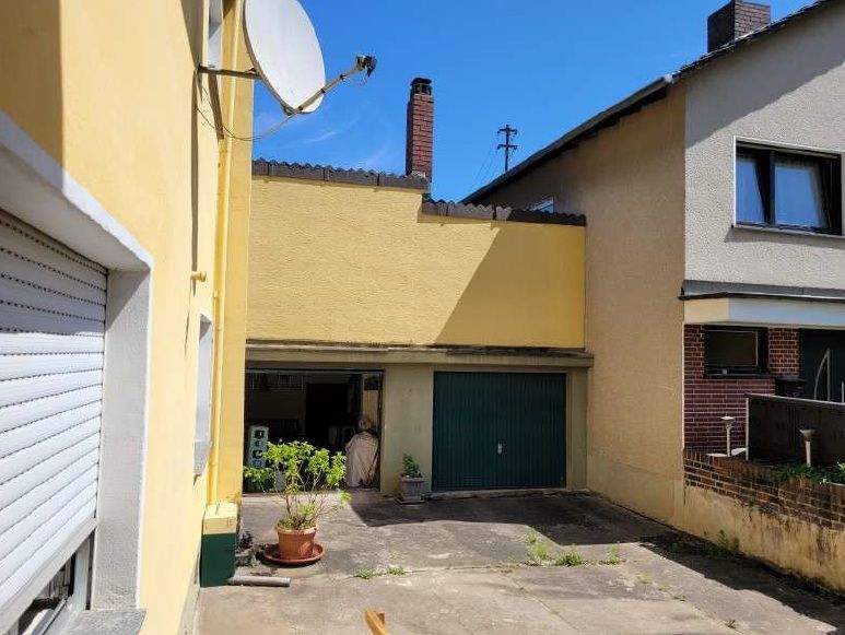7-ZimmerHAUS MIT 3 BÄDERN, 2 GARAGEN UND GROSSEM GARTEN IN GUTER, ZENTRUMSNAHER WOHNLAGE!