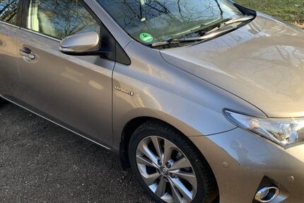 Toyota Auris 124.800 km 10.900 &euro; Bad Schwartau 23611