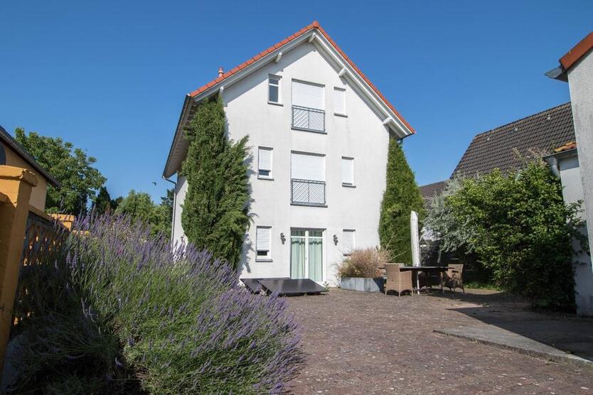 Nähe Köln freistehendes EFH großer Garten 3 Garagen in Nörvenich