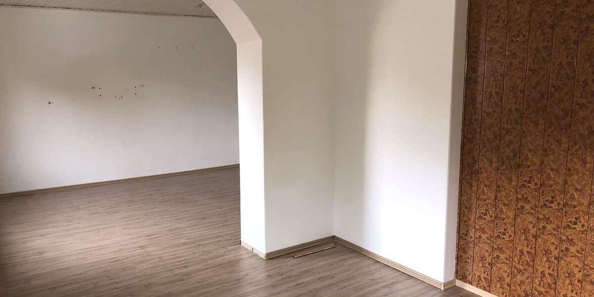 ++Doppelhaushälfte mit Entwicklungspotential in Döllnitz++ 7 zimmer