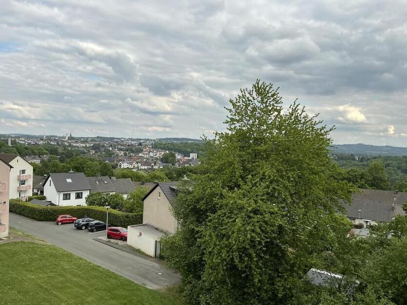 Was für ein Ausblick: schöne 3 Zimmer-Wohnung mit Balkon in Lüdenscheid am Buckesfeld!