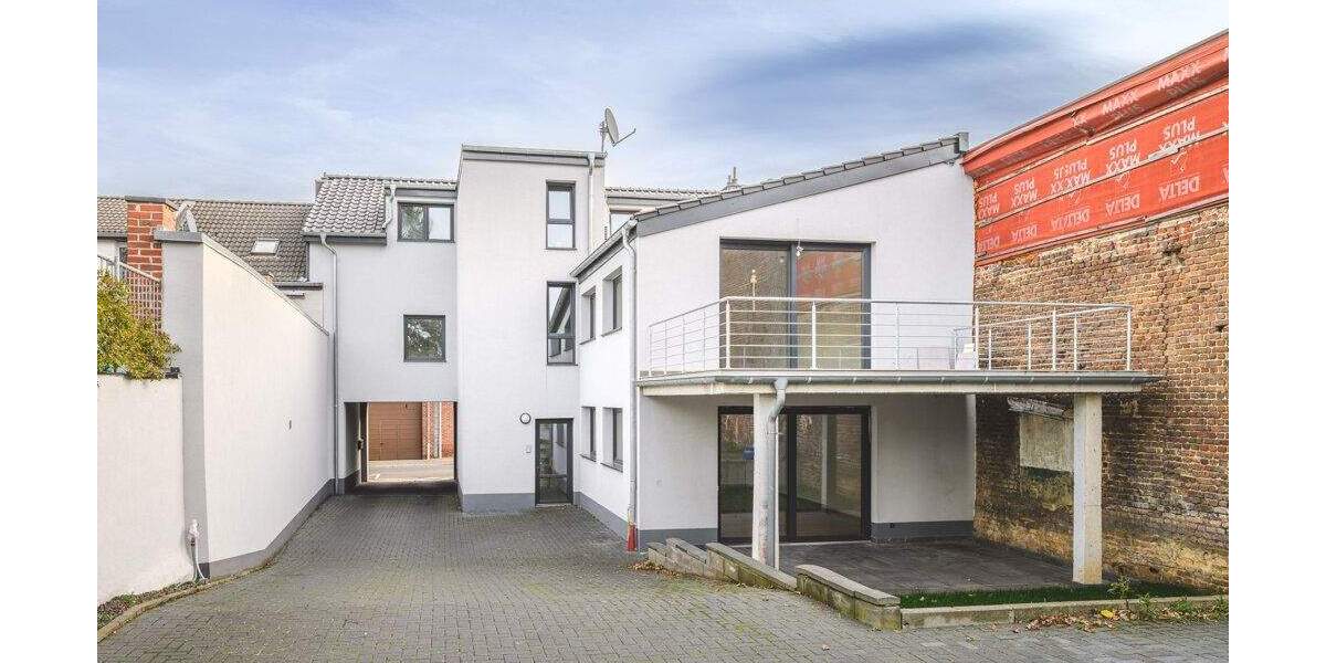 Neuwertige Eigentumswohnung im sanierten 3- Familienhaus 4 zimmer