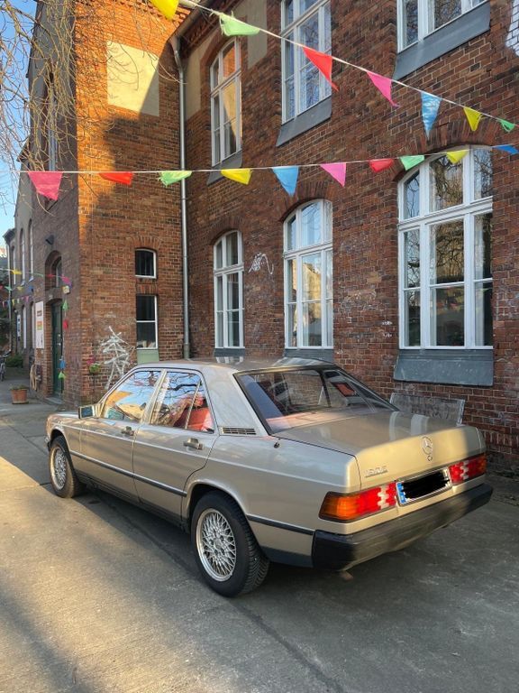 Mercedes-Benz 190 105.000 km 5.890 € Berlin 10249
