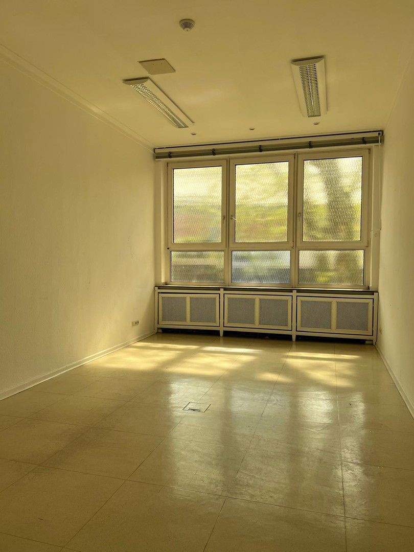 Geräumige Büro Praxisfläche im EG zimmer